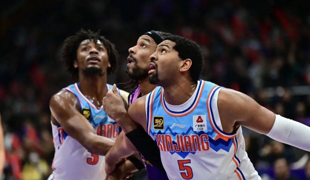 现场观众欢呼雀跃，球场上凶险刺激，哪个球队能胜出？的简单介绍