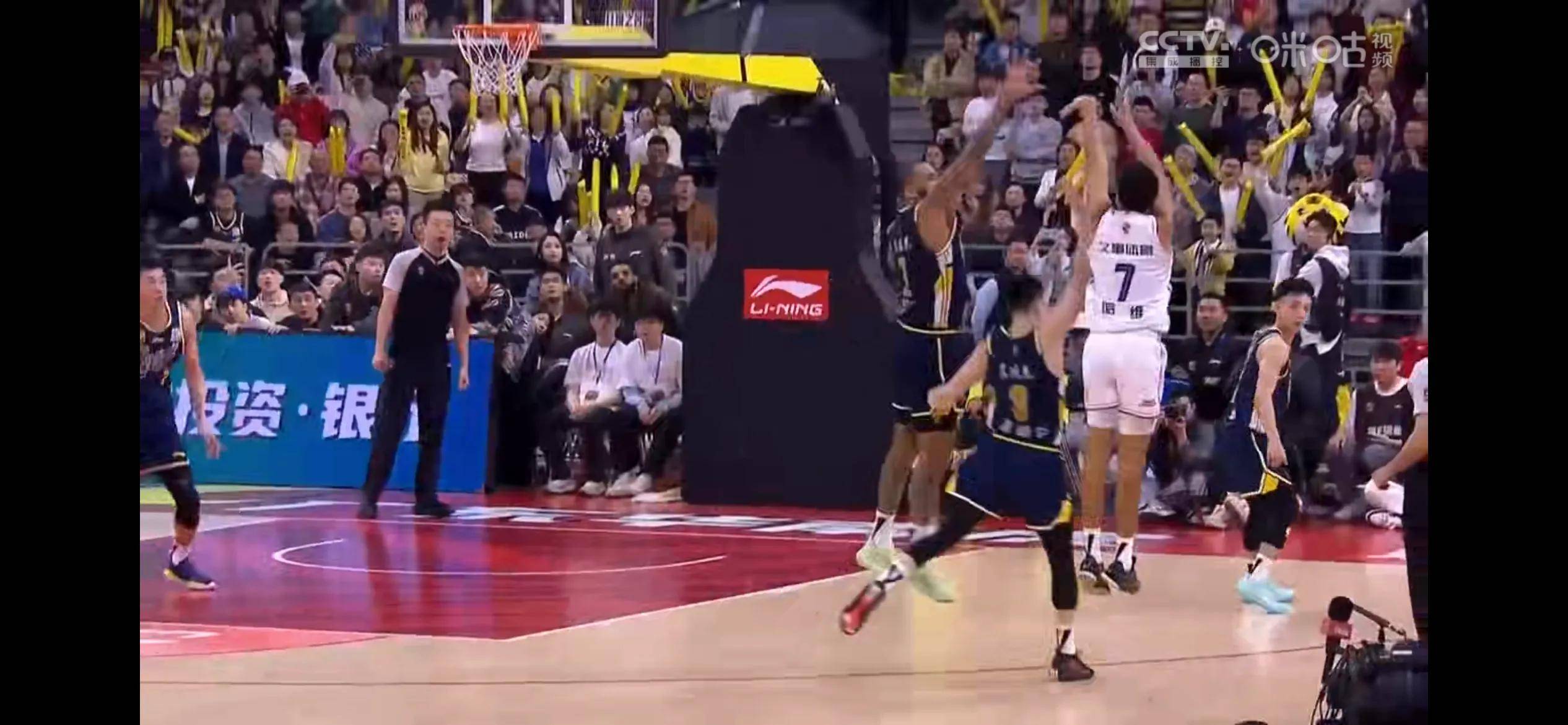 包含广西男篮连胜告急，季后赛形势严峻的词条