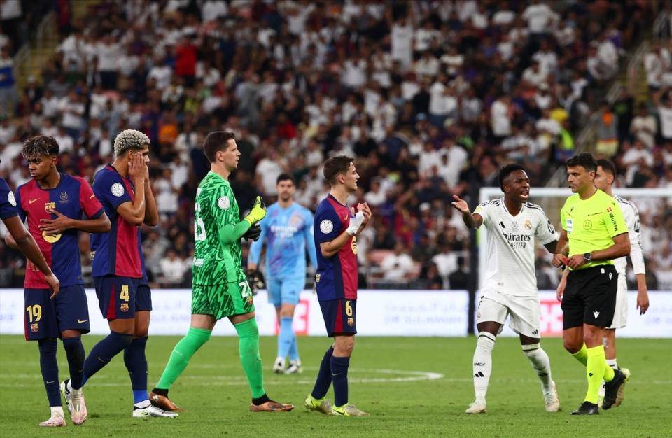 包含巴萨后防迪尼严重伤愈，球队士气大振的词条