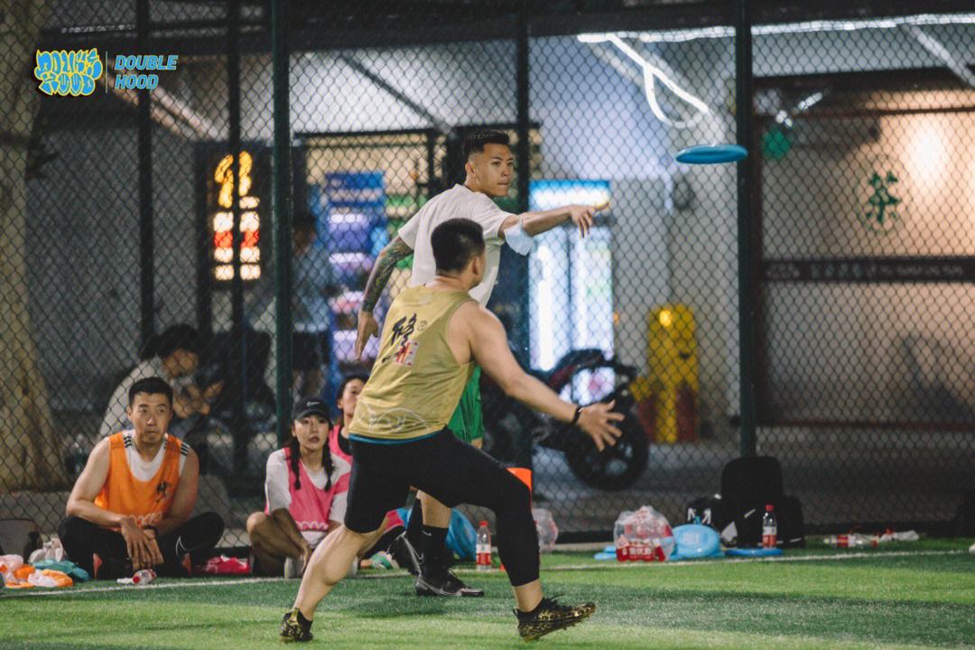 包含冲刺终点：美国队对荷兰队展开激烈对抗的词条