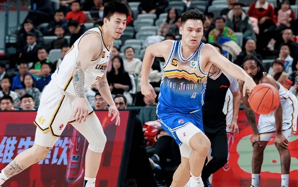 包含顶尖球队在国内篮球联赛上交锋，赛场火爆的词条