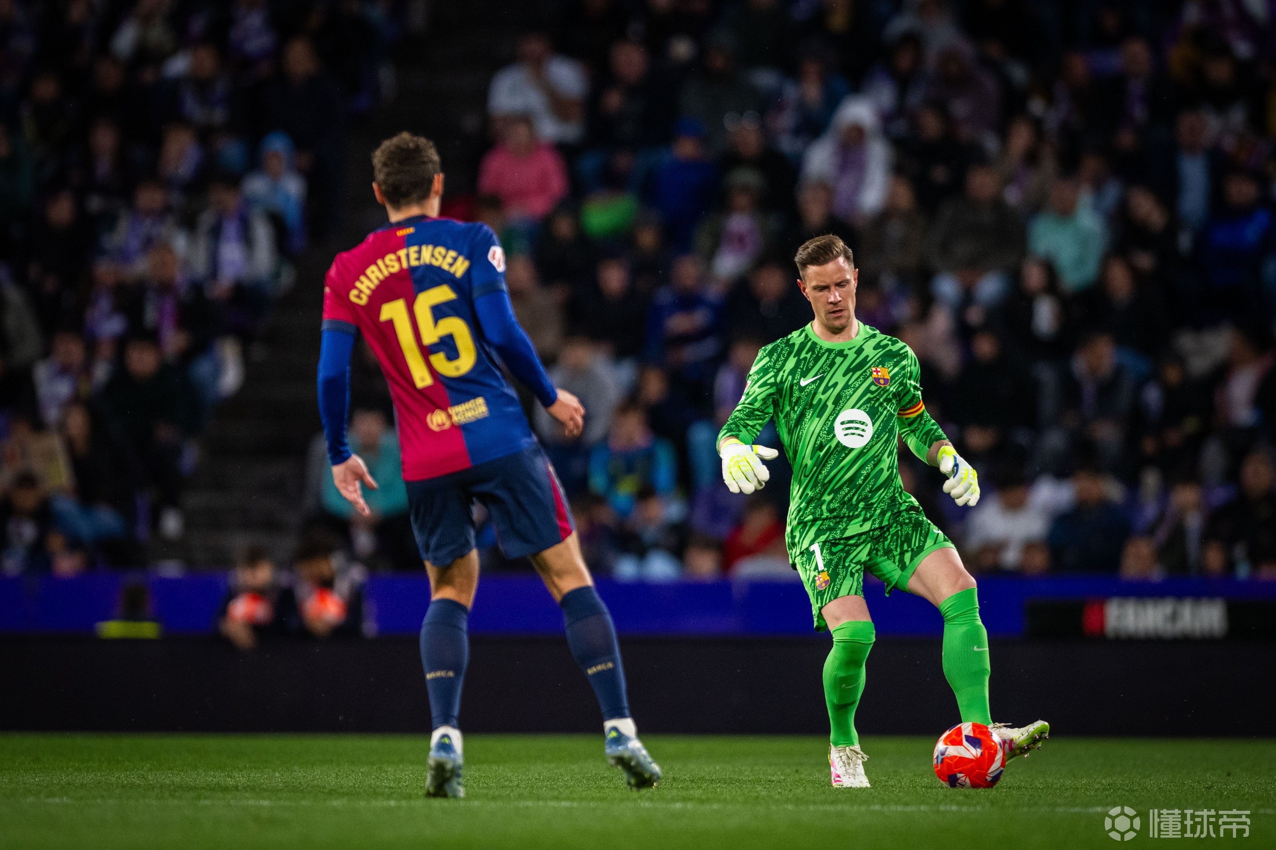 关于东西方球队硬碰硬，赛场氛围愈加紧张的信息