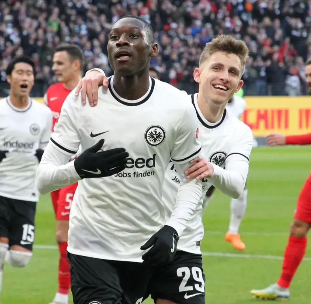 法兰克福攻击球员训练备战英超前五的简单介绍