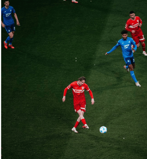 关于全力冲刺：汉堡分沃尔夫斯堡主场大胜拜仁慕尼黑，小组赛争夺榜首的信息