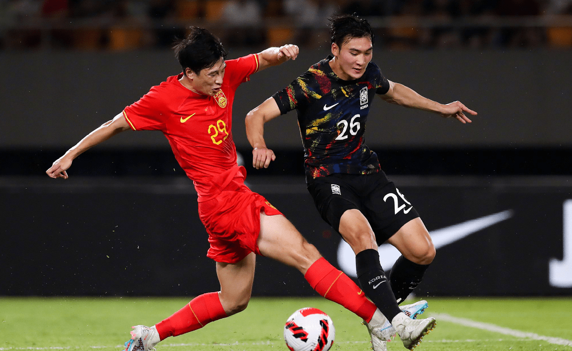 球队备战中崭露头角，足球比赛引发热议