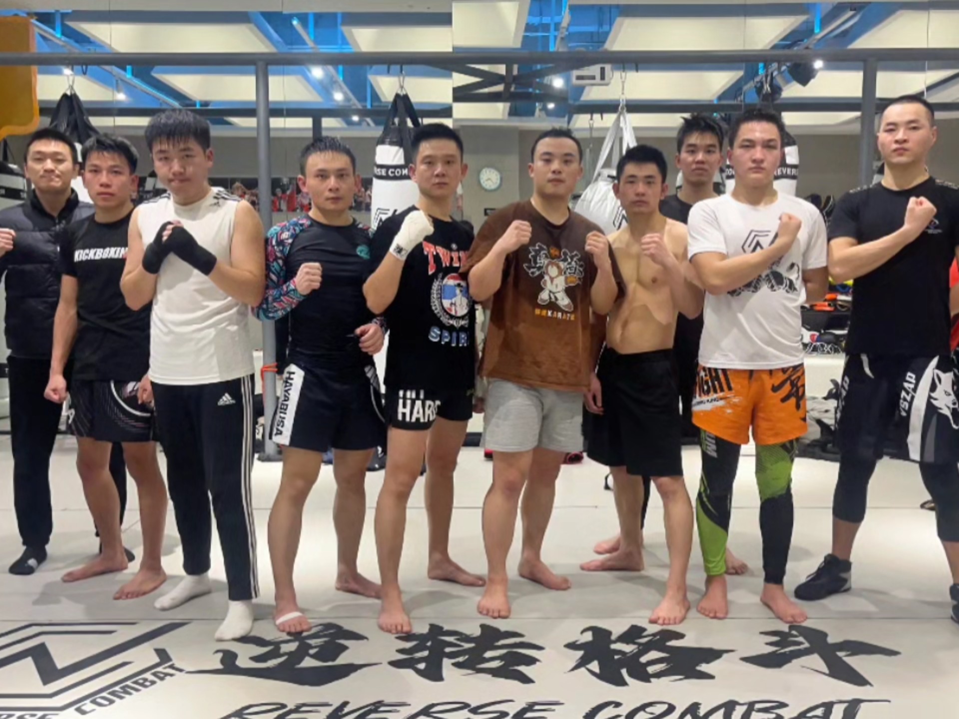 多国选手参加搏斗赛事，体育精神闪耀