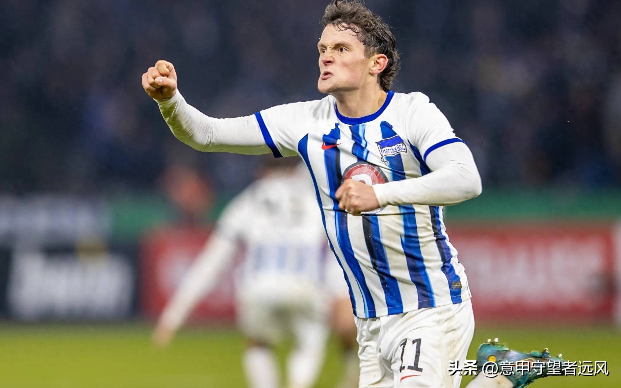 柏林赫塔球员接受训练期间受伤治疗