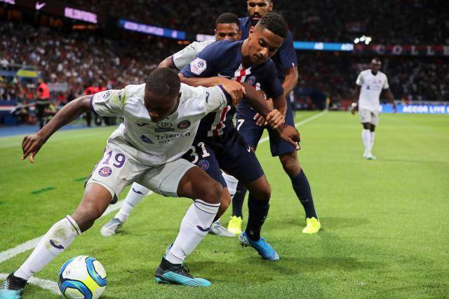 关于里昂客场憾负巴黎，晋级前途日渐黯淡的信息