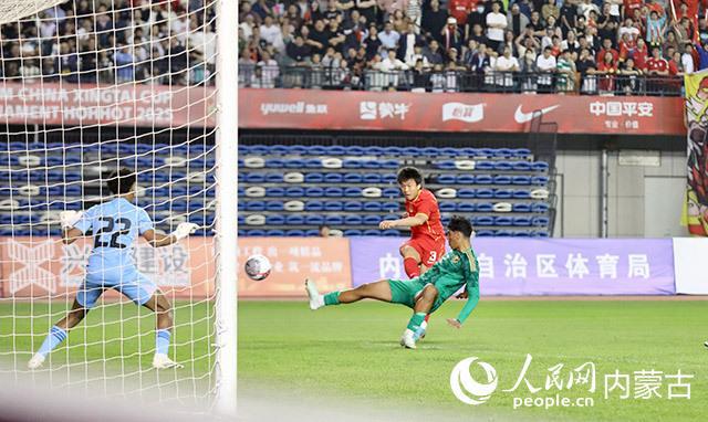 亚洲足球赛事中球网上的惊天一击