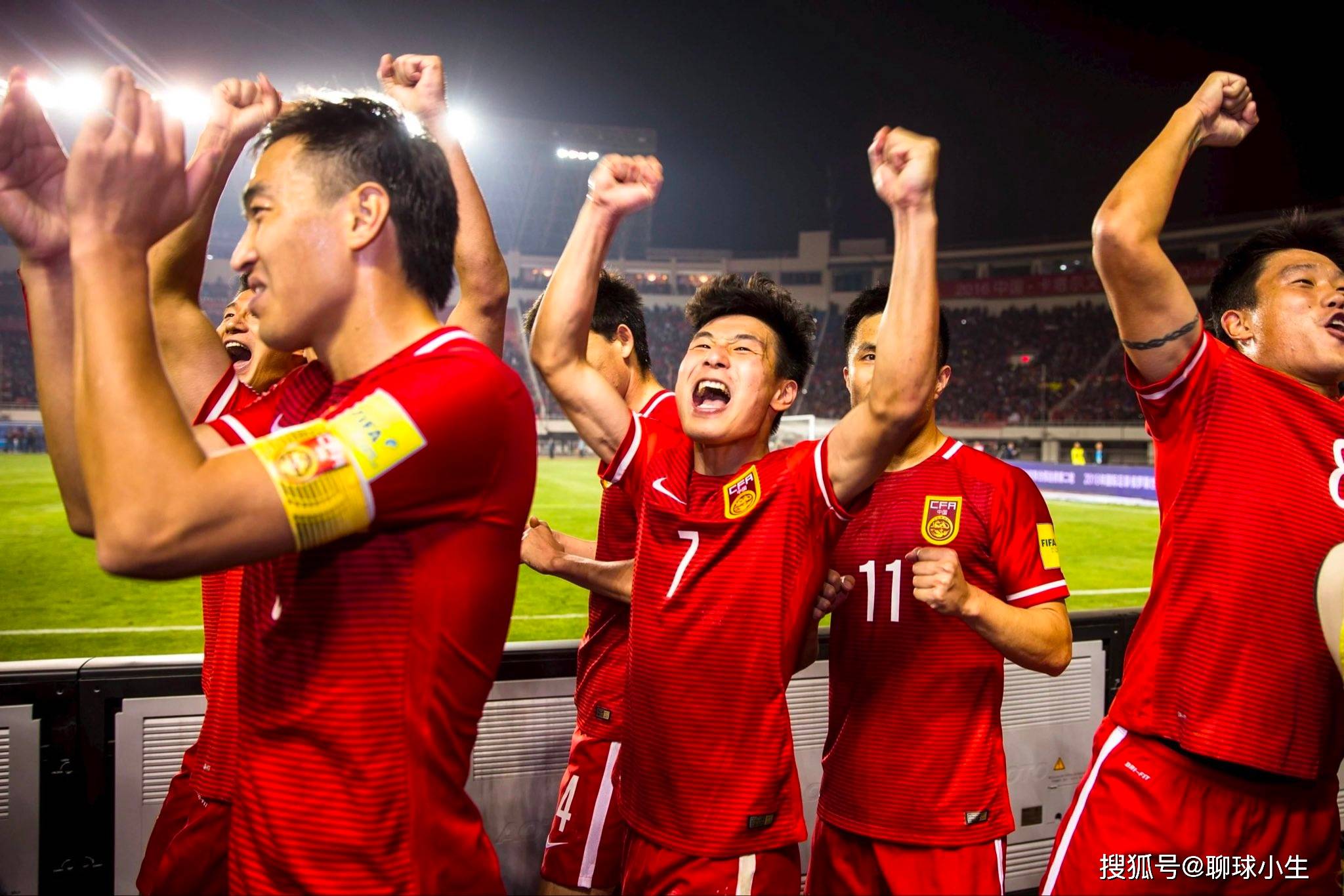 亚洲足球赛事中球网上的惊天一击