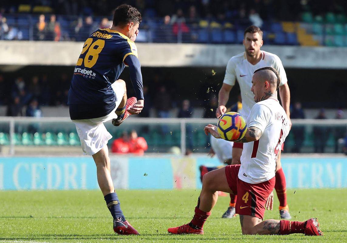 意甲联赛中球队交锋激烈，精彩纷呈