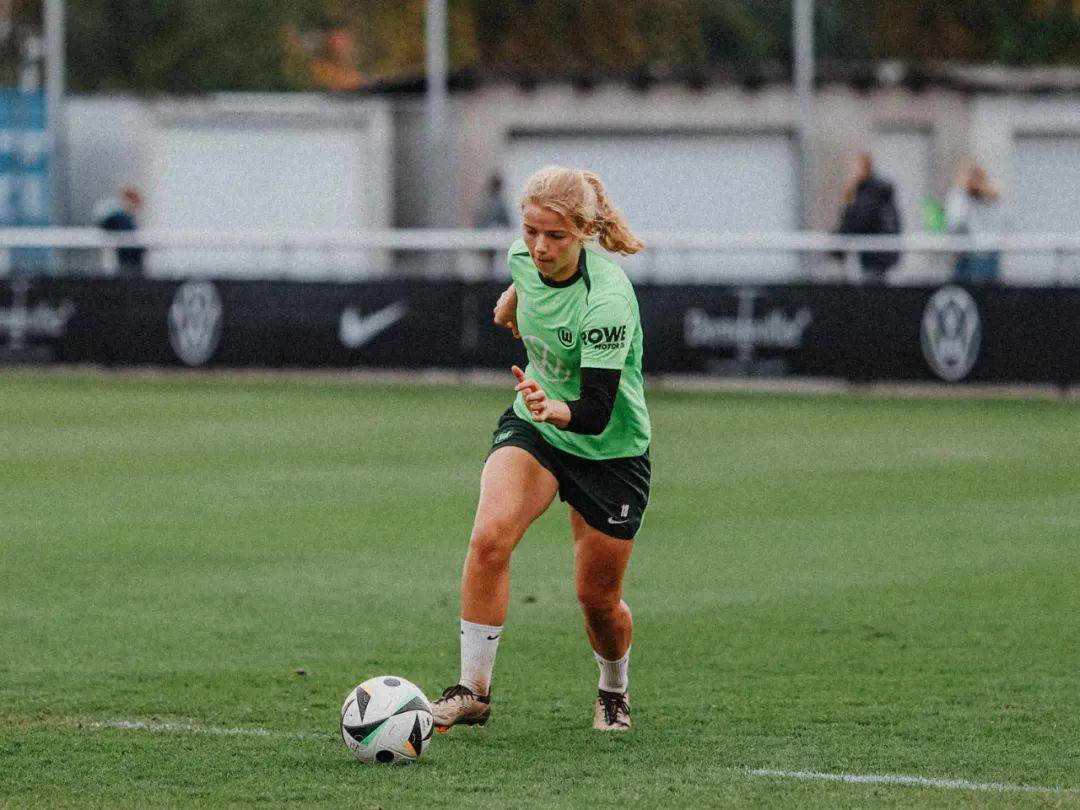 荷兰女足实现反超赛场精彩连连