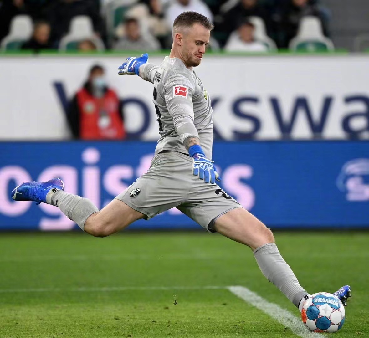 开云体育下载-包含德国后卫马克斯-弗兰克在家玩游戏放松休息的词条