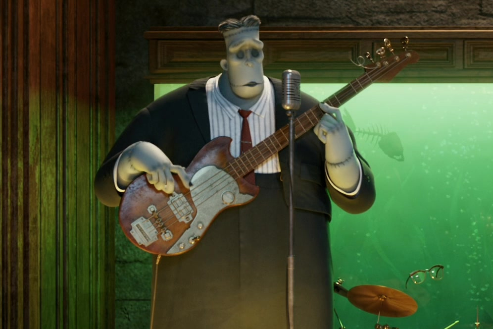 包含德国后卫马克斯-弗兰克在家玩游戏放松休息的词条