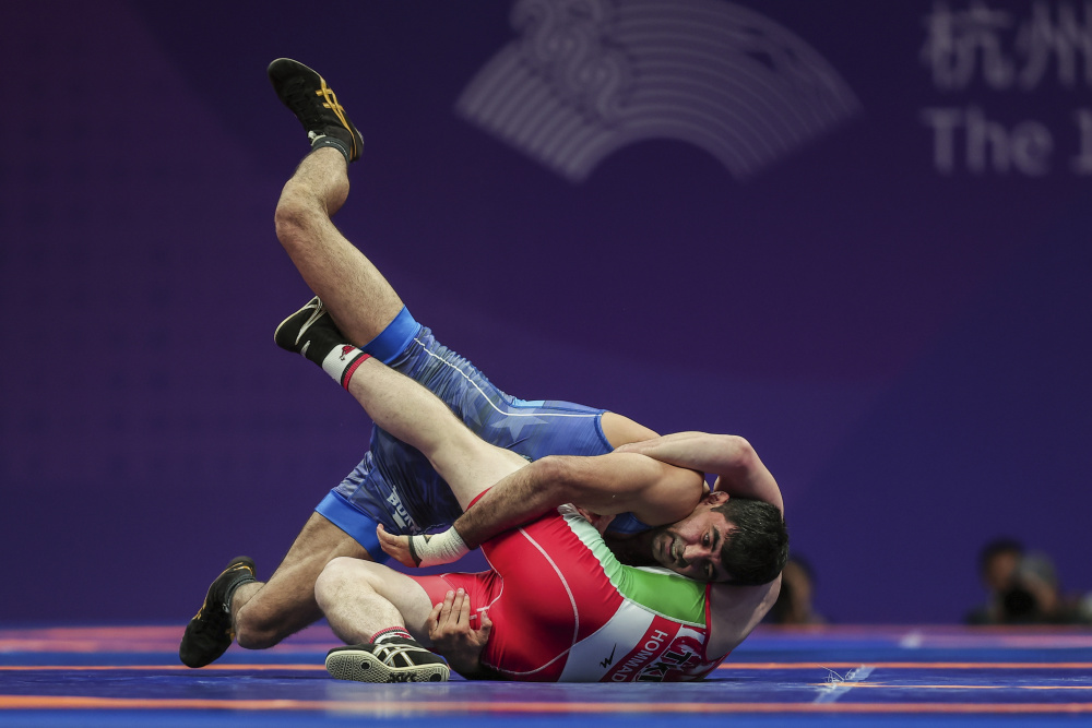 乌兹别克斯坦摔跤选手夺冠，力克对手