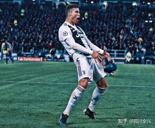 足球赛场上的激烈角逐引人瞩目