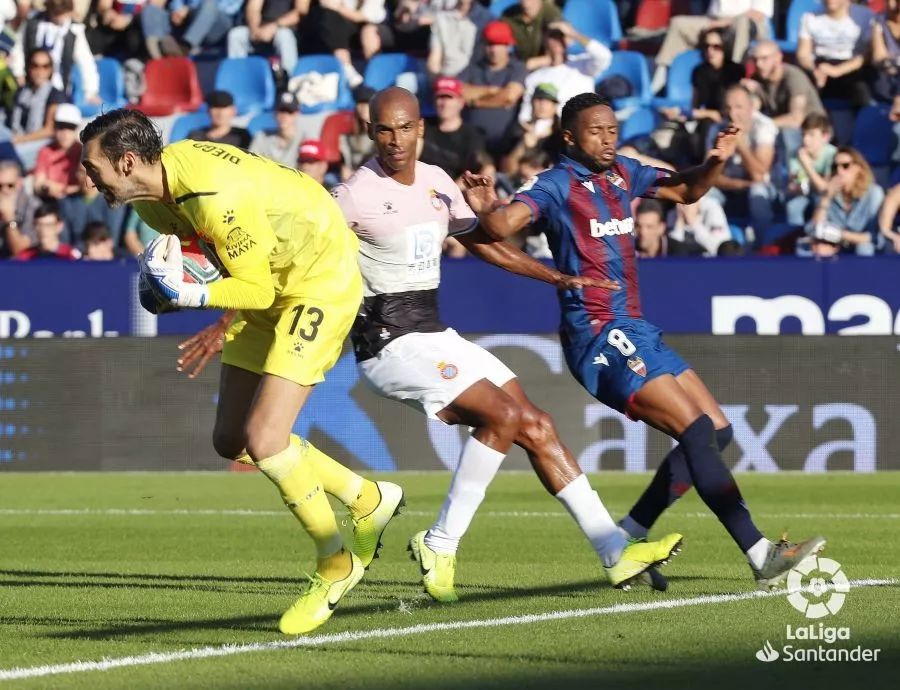 阿根廷男足收获胜利，积分榜稳居前列