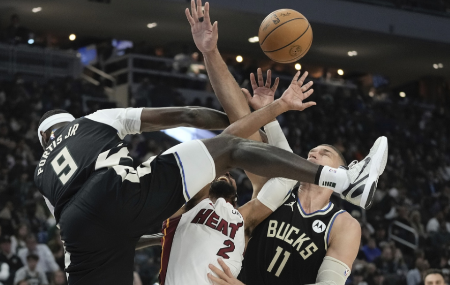 雄鹿击败黄蜂，米德尔顿全场高效轰下30+