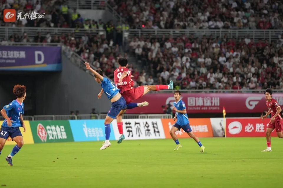 国际足球赛场惊现激烈对决，双方拼尽全力