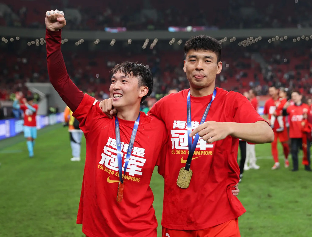 开云体育平台APP-比赛结束后球员喜悦庆祝，士气高昂