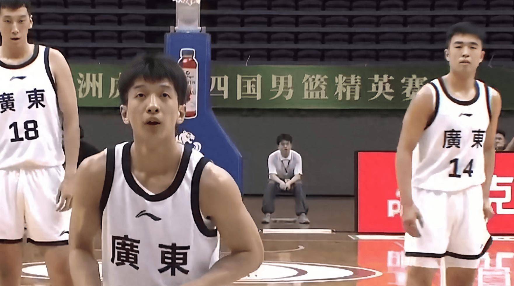 广东队男篮球员表现出色，争夺大胜