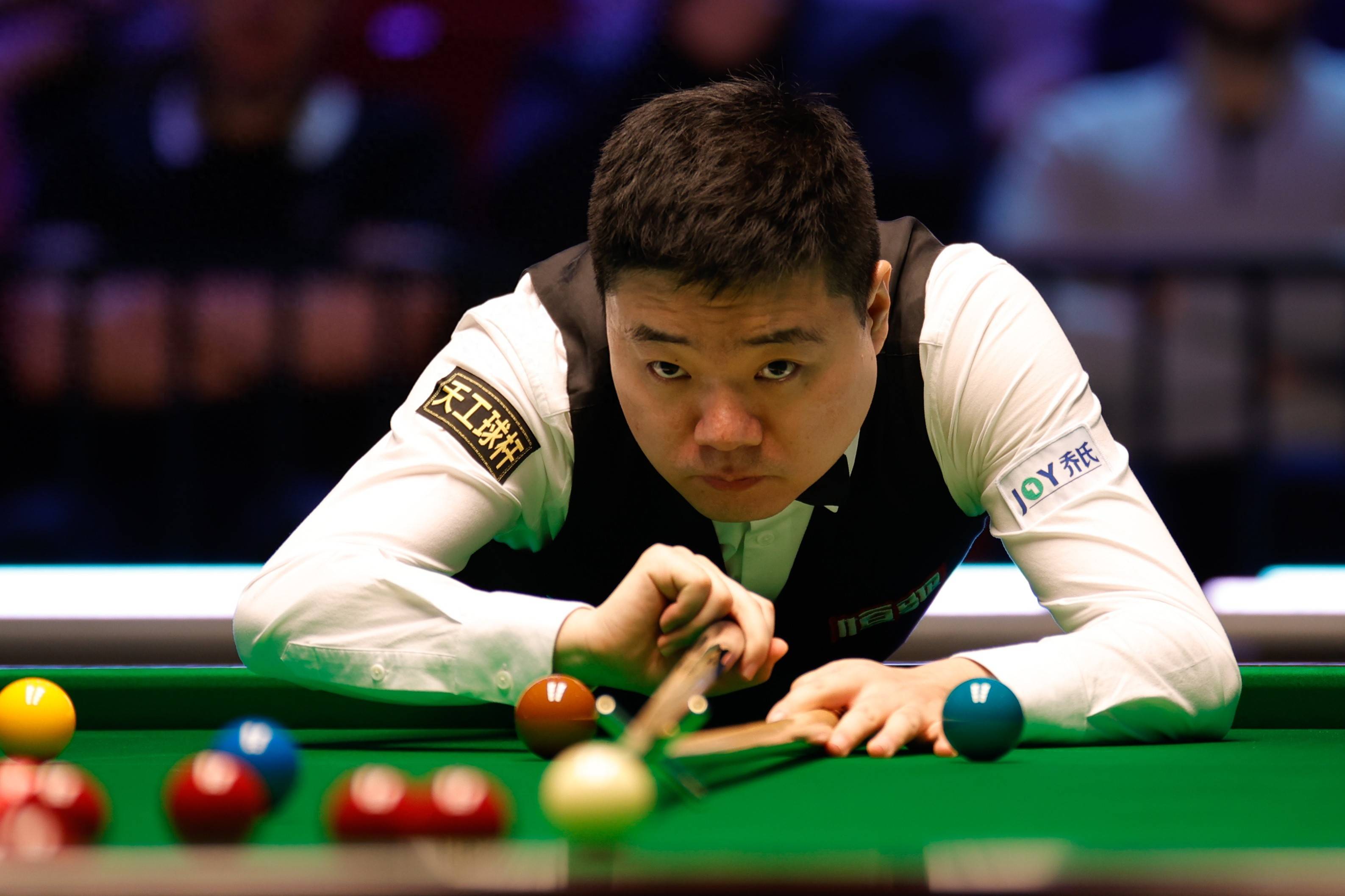 开云体育入口-惊险胜利引发观众欢呼，球员展现实力