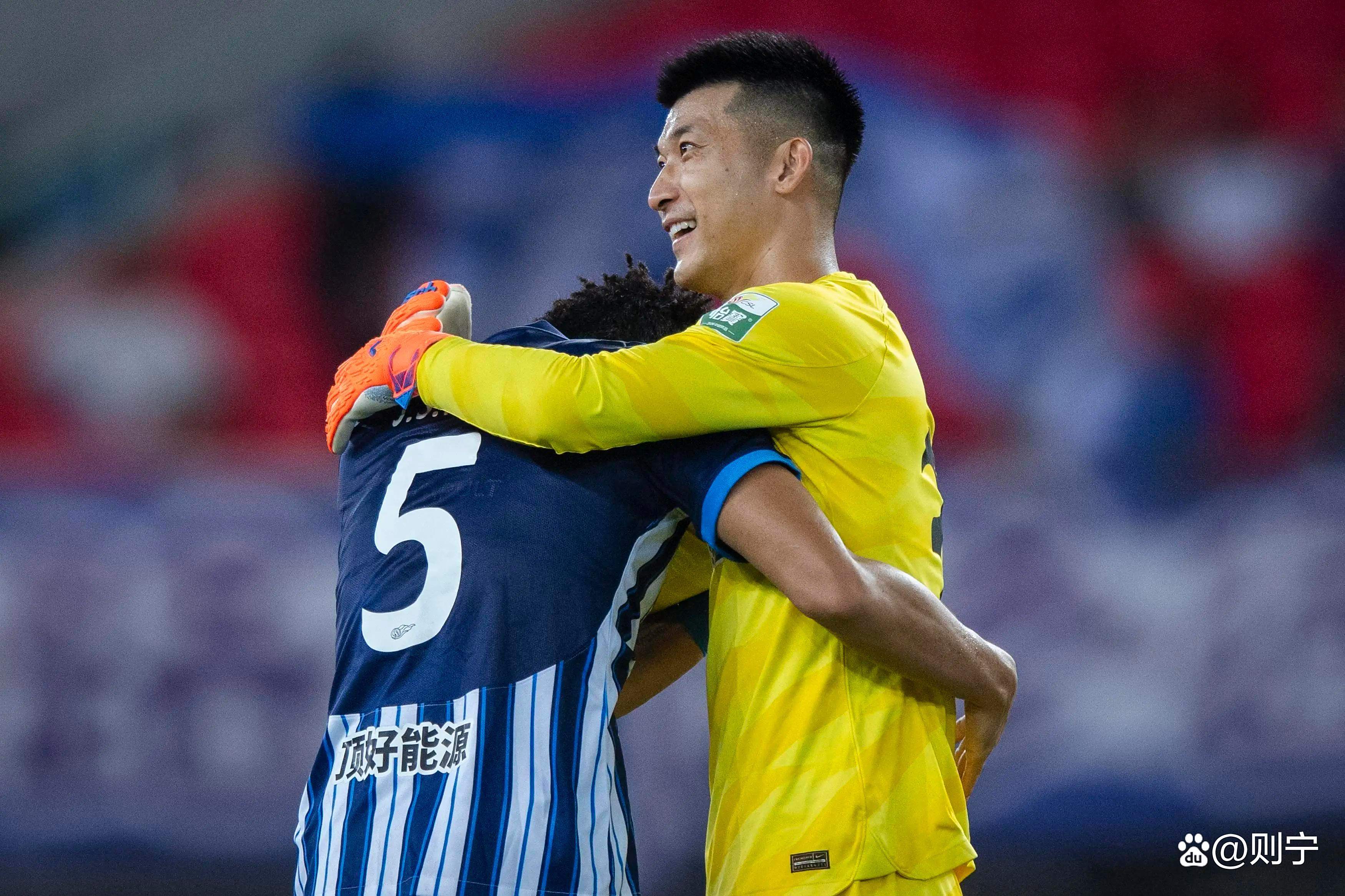 广州恒大客场击败河北华夏，稳居榜首