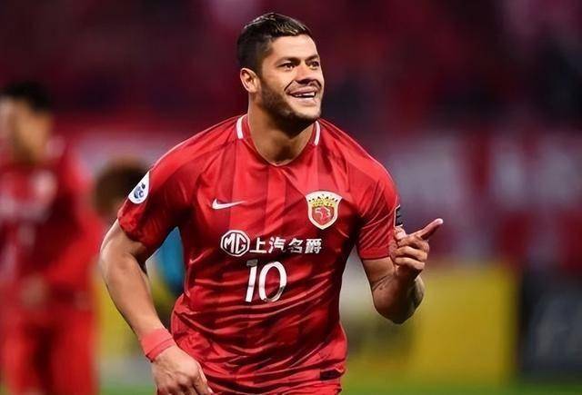 开云官网-足球传奇球员加盟新球队，引发球迷热议