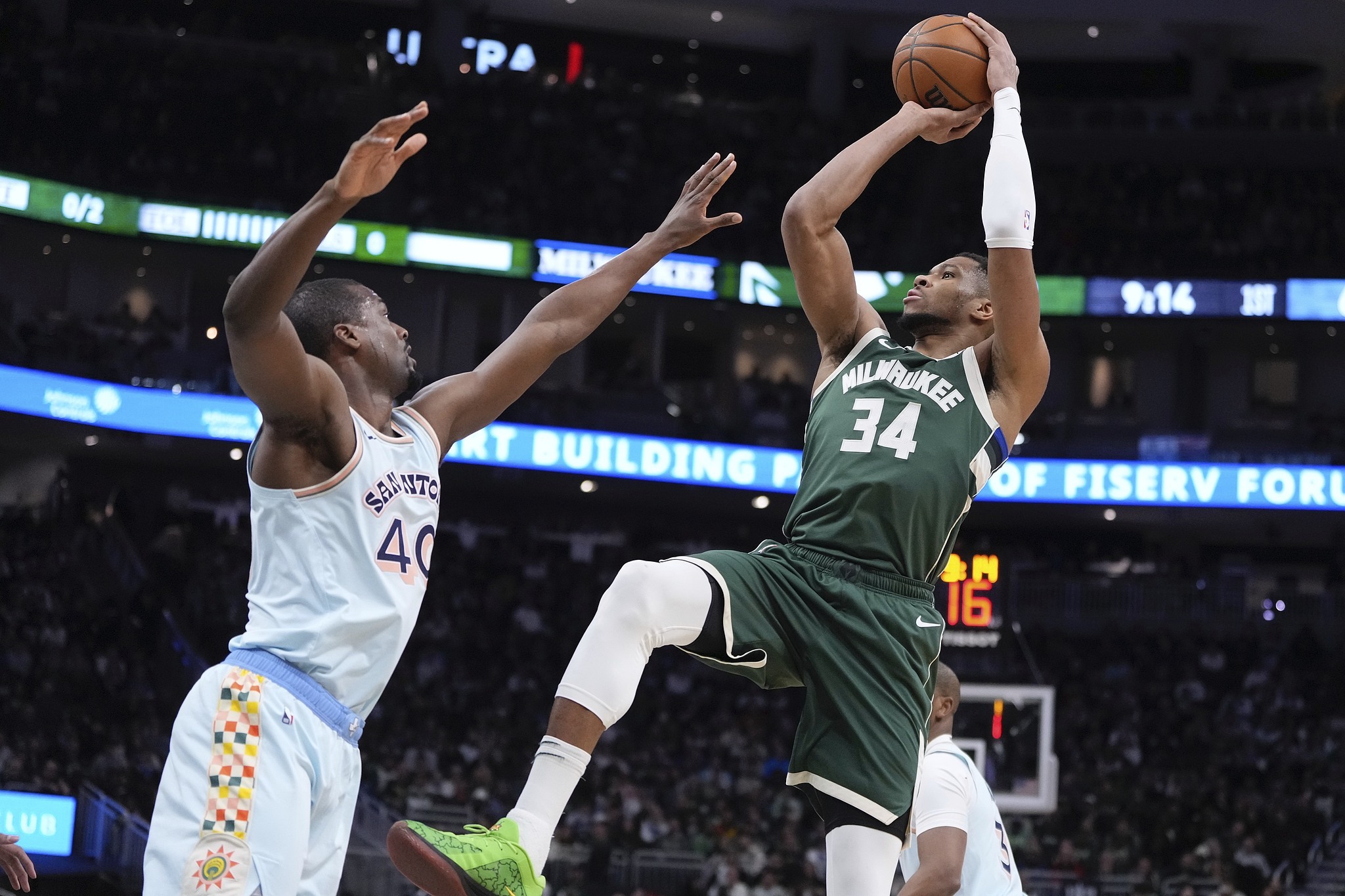 雄鹿主场破门得分，终结对手主场连胜