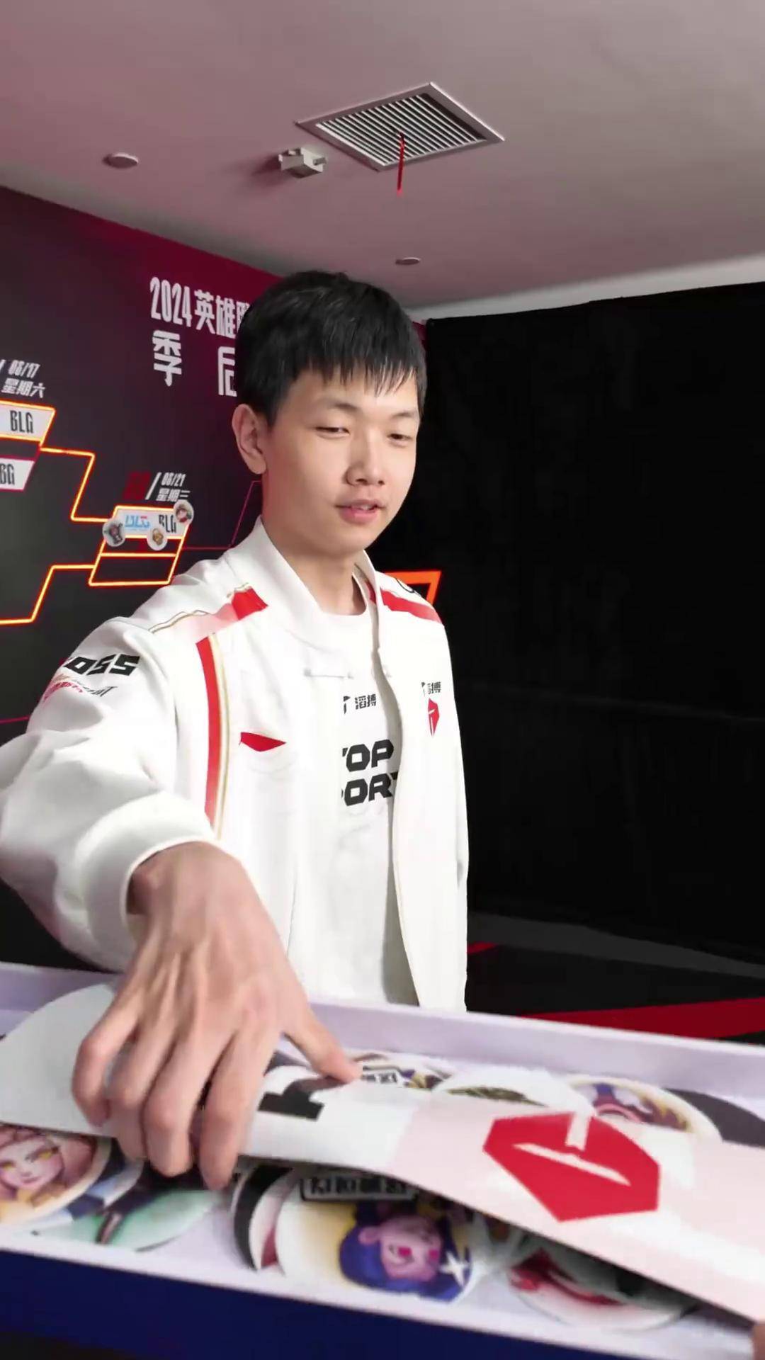 开云体育官方网站-关于FLY险胜TES，Clid拿下关键大龙峡谷大战小组赛，锁定晋级资格的信息