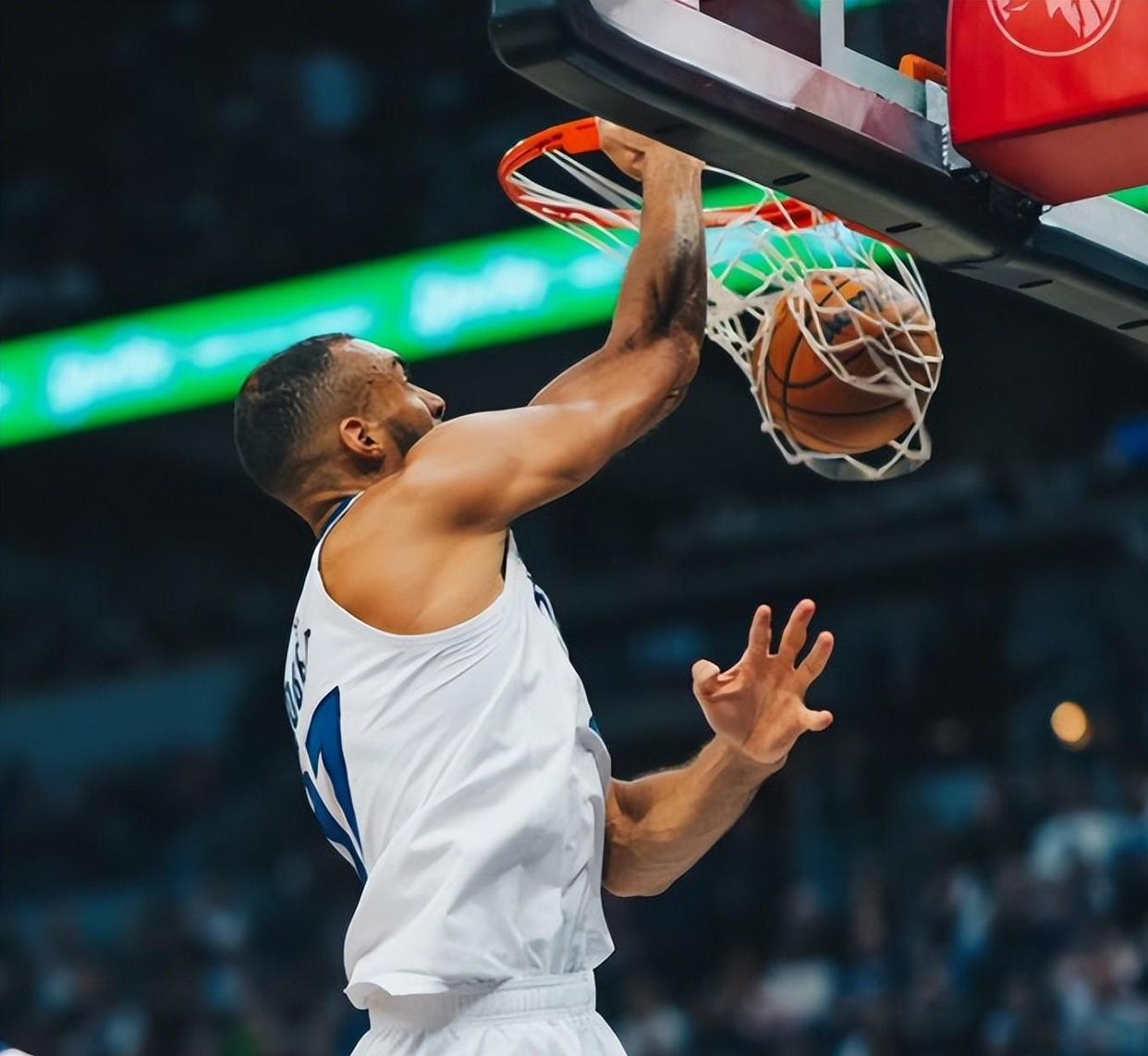 包含森林狼主场不敌鹈鹕，卡特-唐斯再次独揽两双的词条