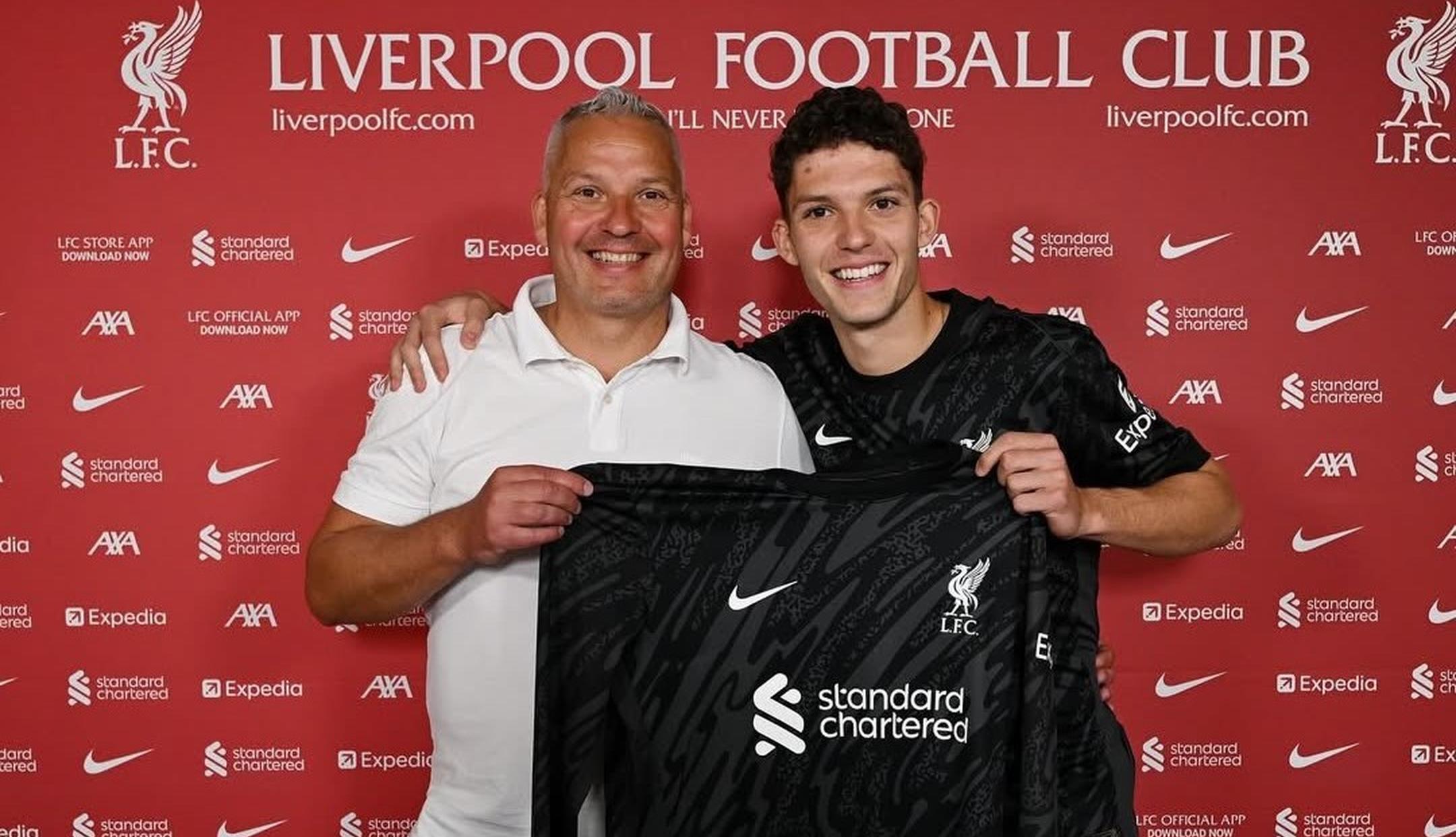 包含利物浦将签约巴西后卫，加强防线深度的词条