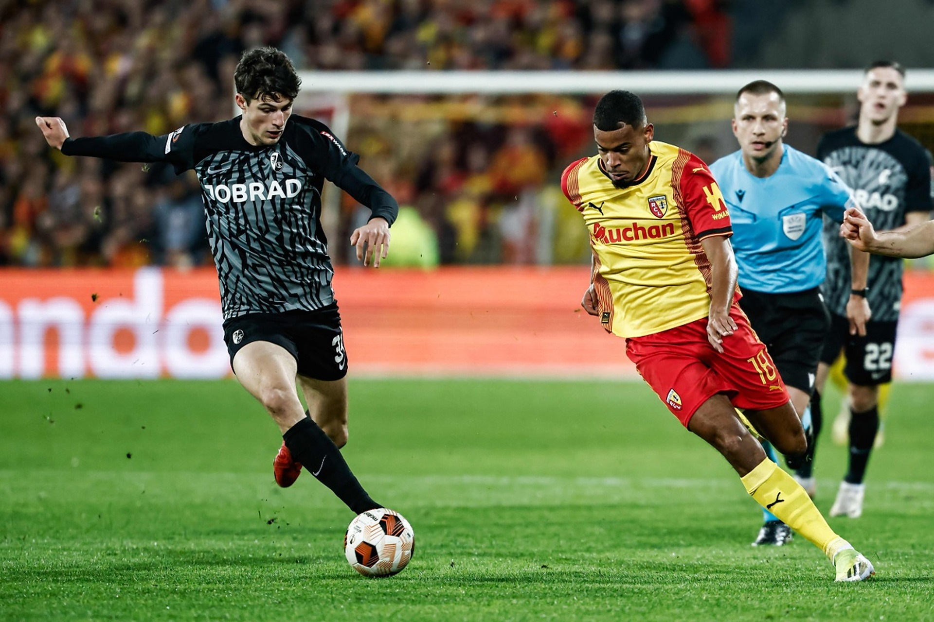 开云体育在线-弗赖堡球员展现斗志，坚守主场取胜