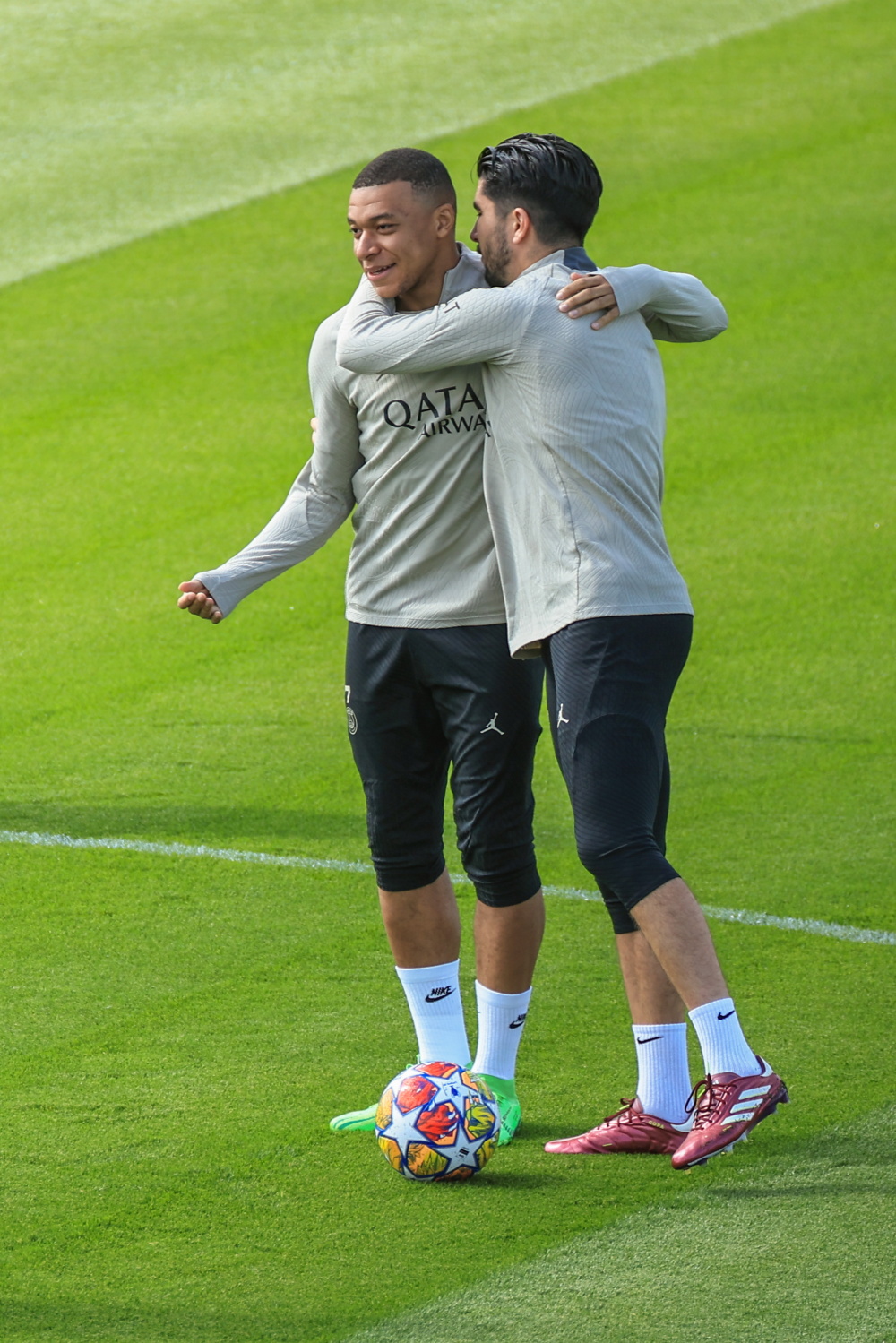 巴黎圣日尔曼女足球队参加训练拉伸