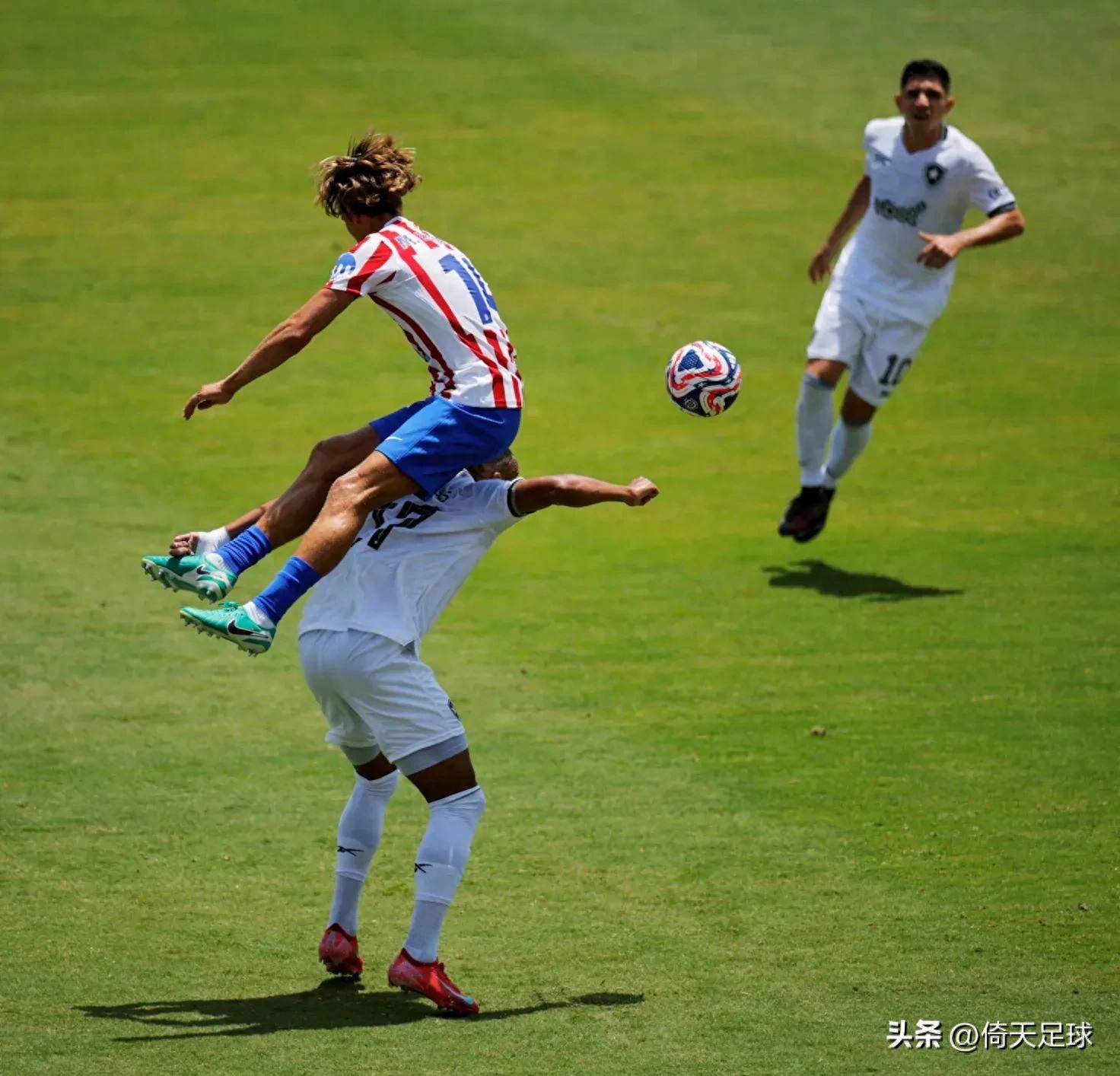 足球明星们在比赛中展现出超凡的实力和技艺