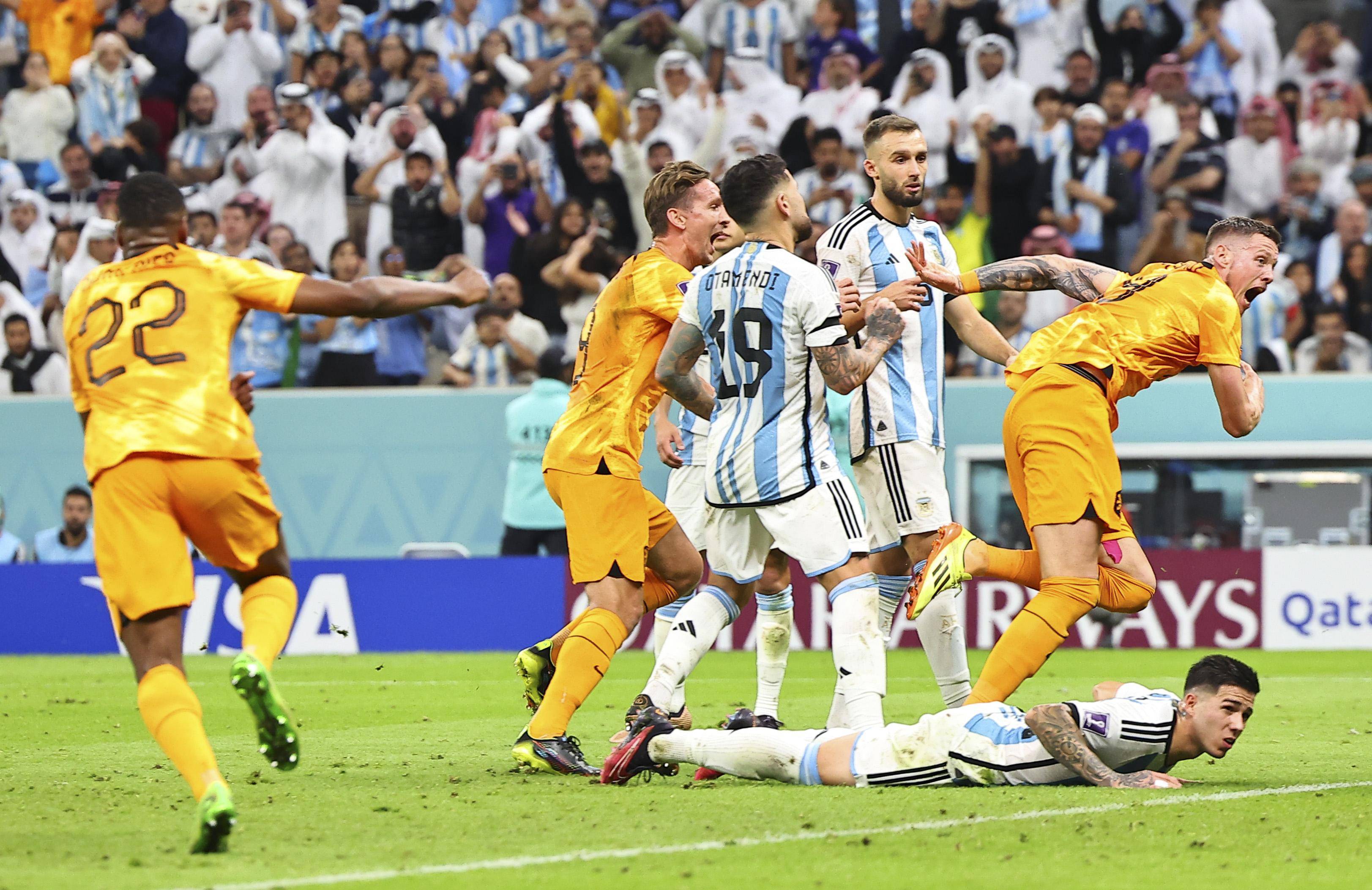 荷兰队在比赛中战胜立陶宛，取得胜利