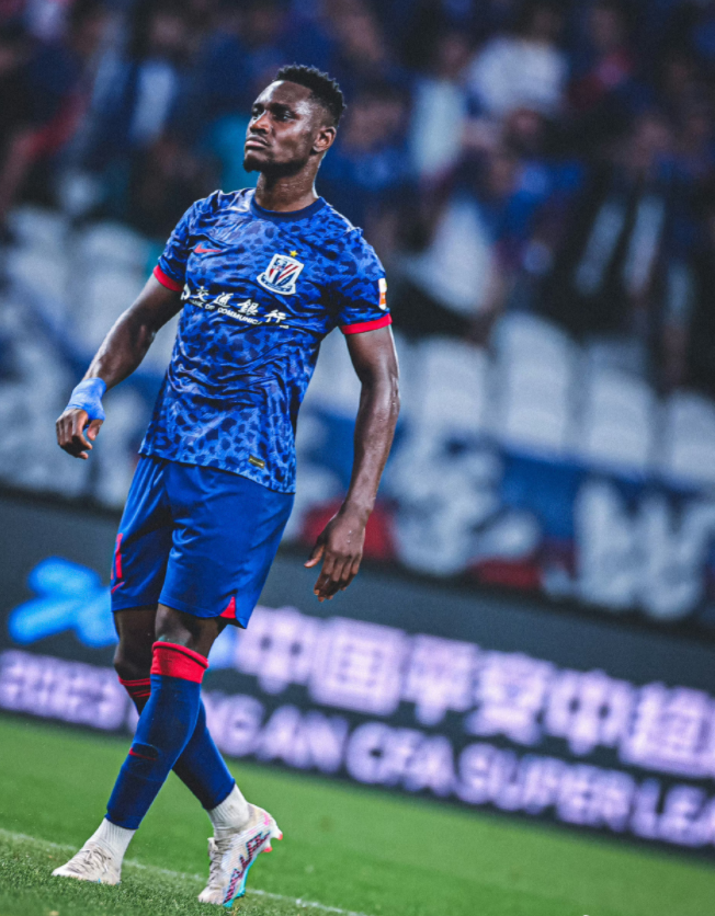 罗马主场失利，卫冕冠军困境重重