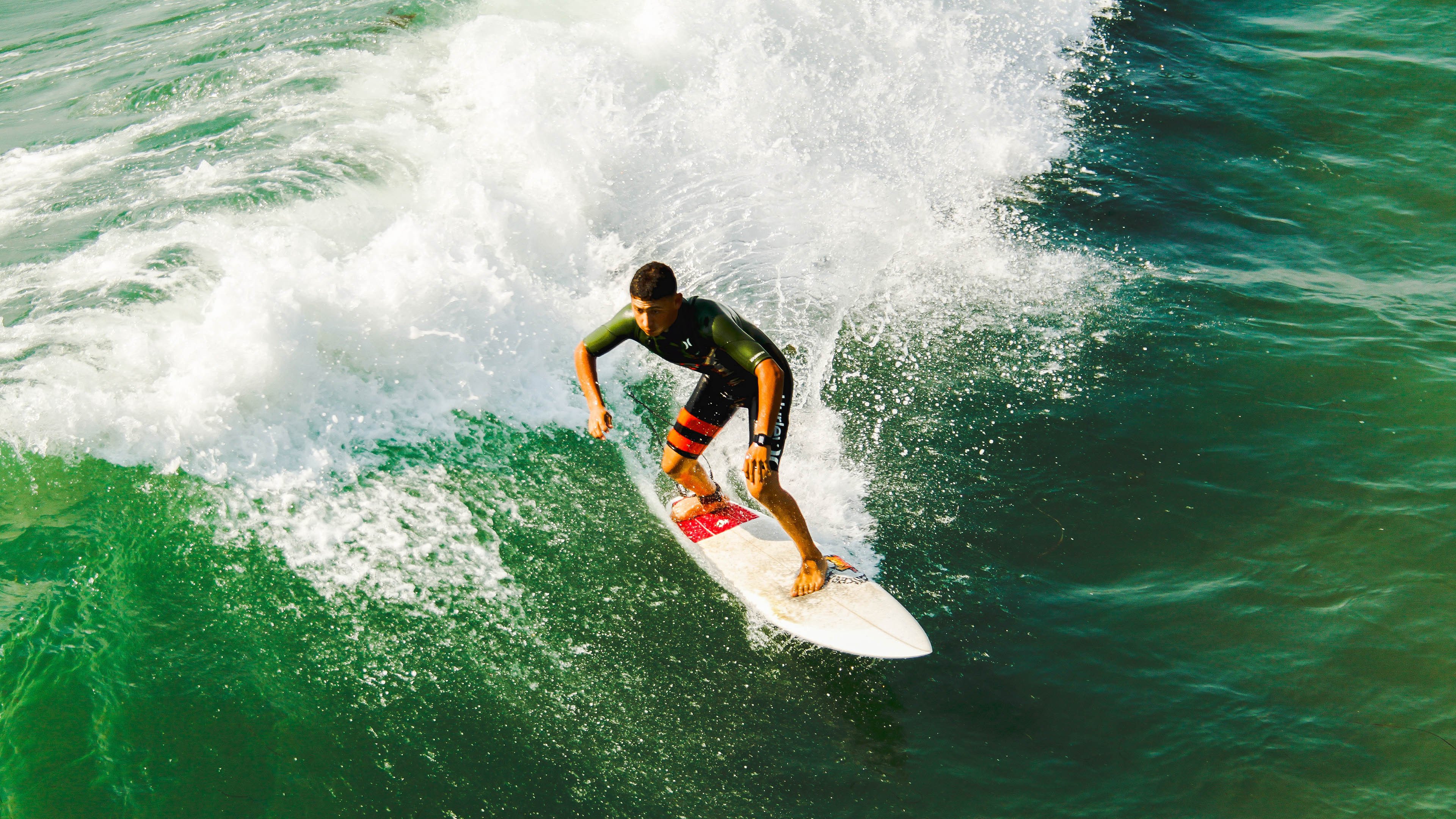 巴林赛道上的焦点争夺战，当赛车维尼修斯遇见桑巴维尼修斯
