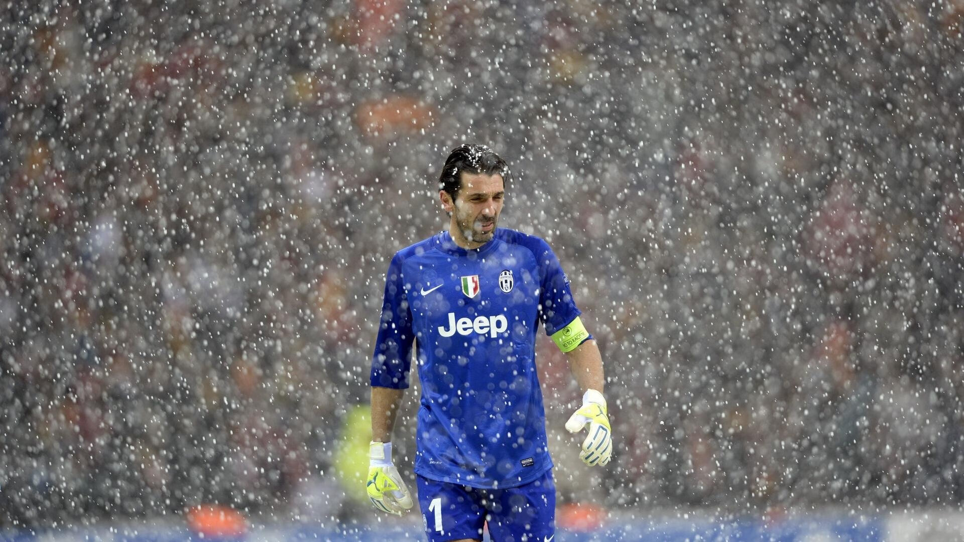 赛道终点的足球魂，塞内加尔车手在F1街道赛压哨绝杀牙买加对手