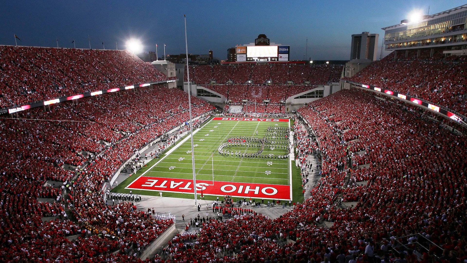 开云体育-篮球场与赛车道的共振，骑士掀翻广厦，范弗利特在F1年度争冠接管比赛